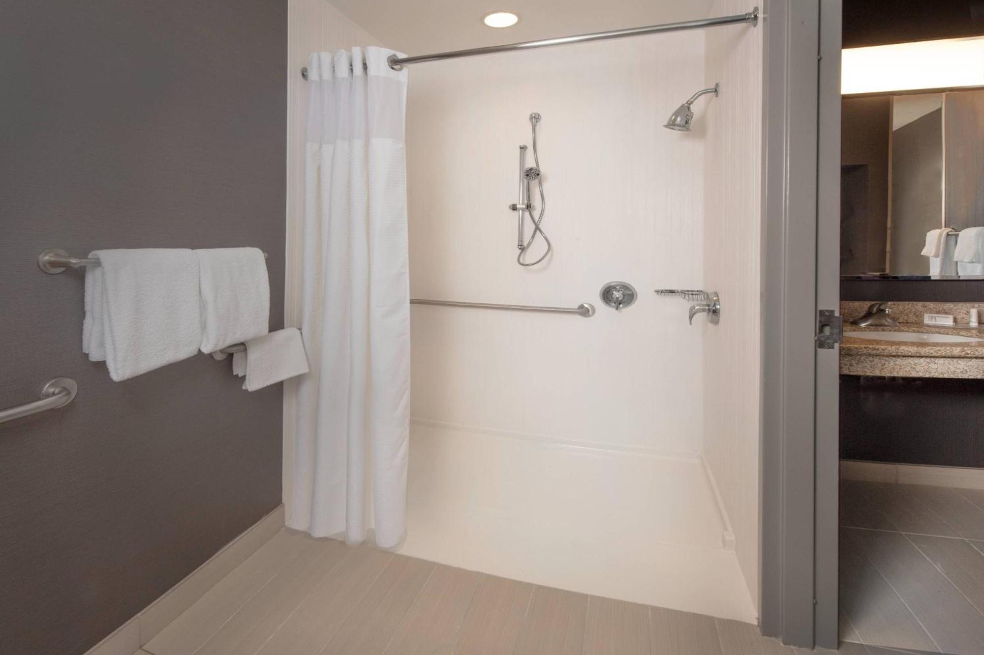 Courtyard by Marriott Frederick Hotell Exteriör bild