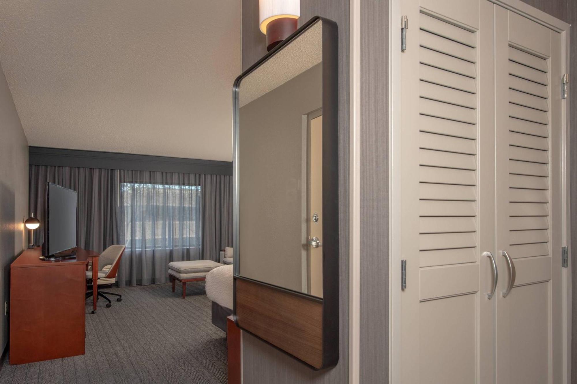 Courtyard by Marriott Frederick Hotell Exteriör bild