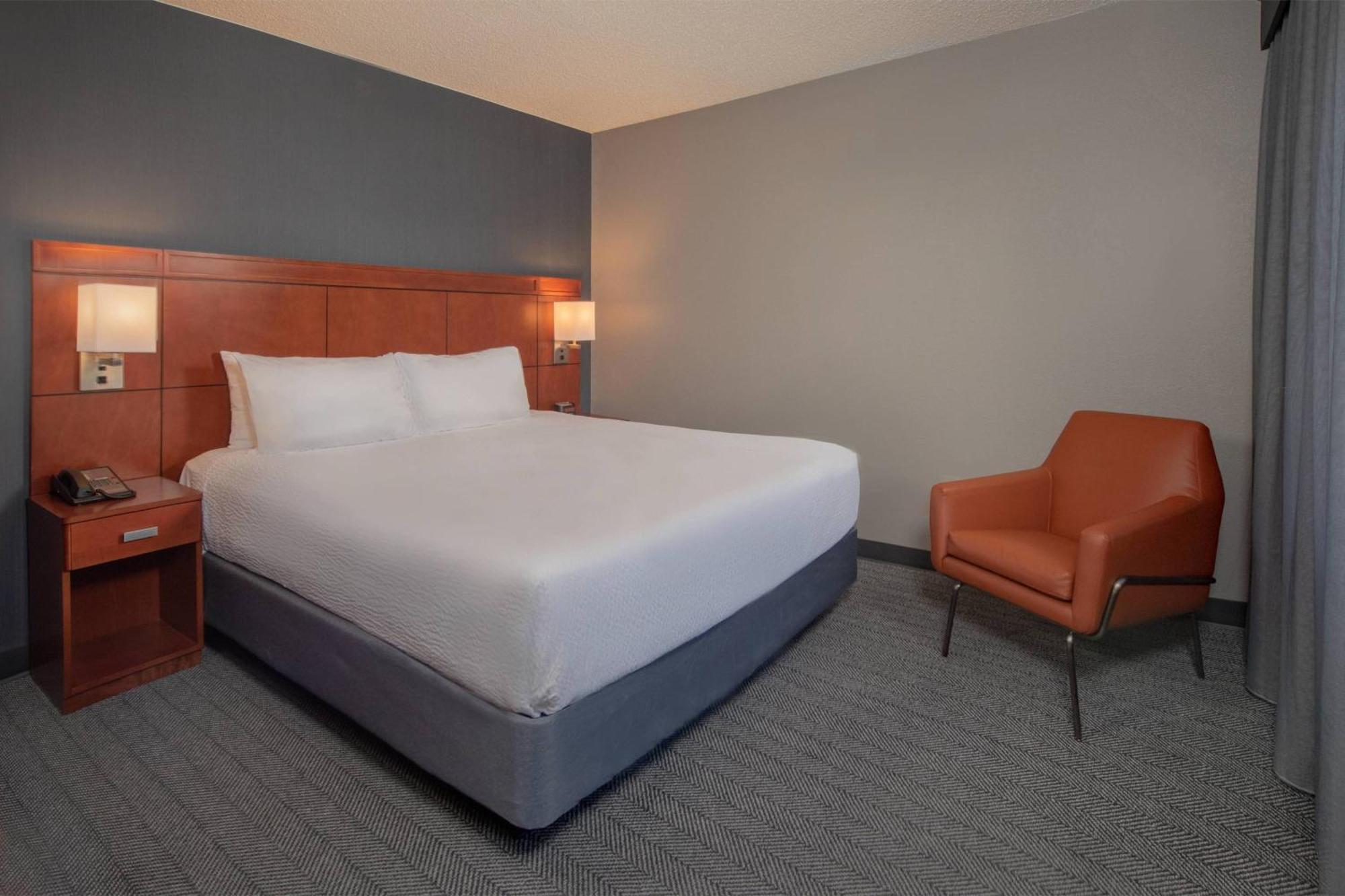 Courtyard by Marriott Frederick Hotell Exteriör bild