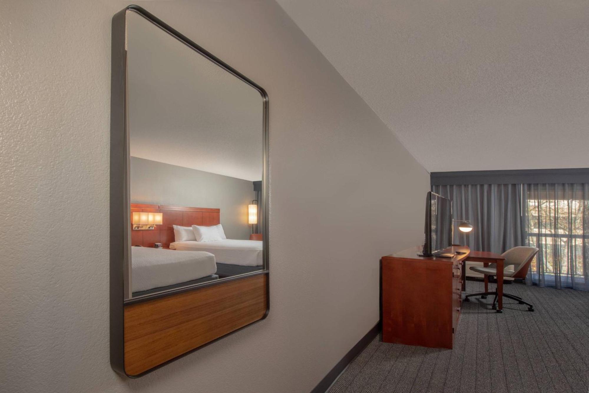 Courtyard by Marriott Frederick Hotell Exteriör bild
